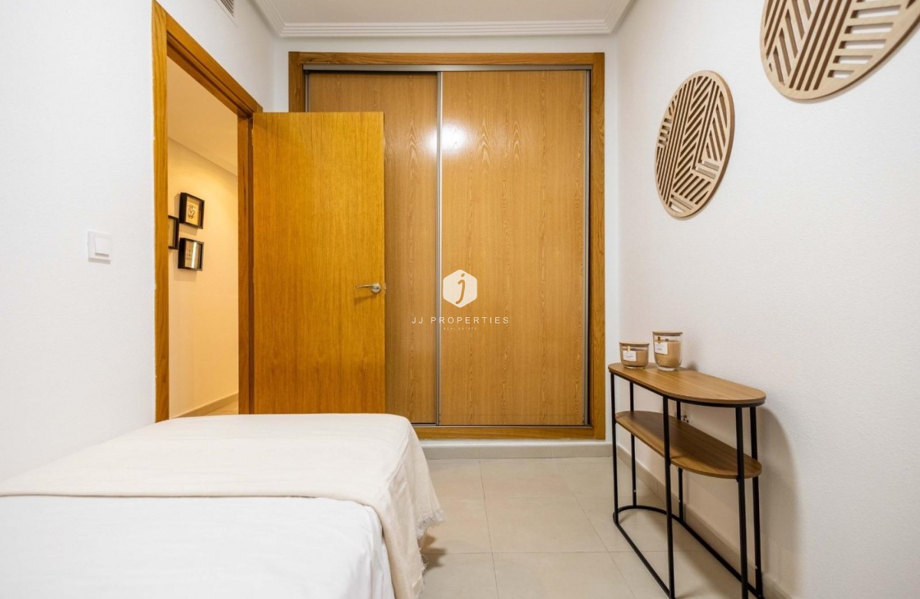 Resale - Apartment / flat -
Torrevieja - Las calas