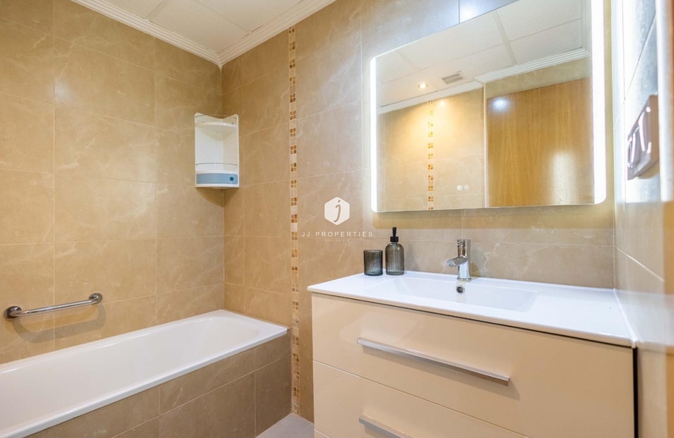 Resale - Apartment / flat -
Torrevieja - Las calas