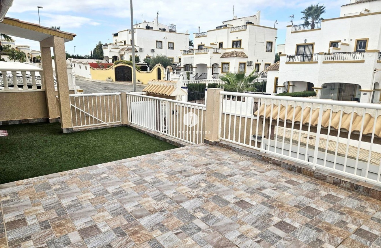 Resale - Chalet -
Orihuela Costa - Los Almendros-la Florida