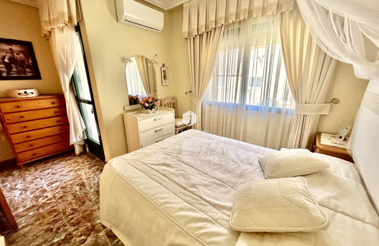 D'occasion - Chalet -
La Zenia - Costa Blanca