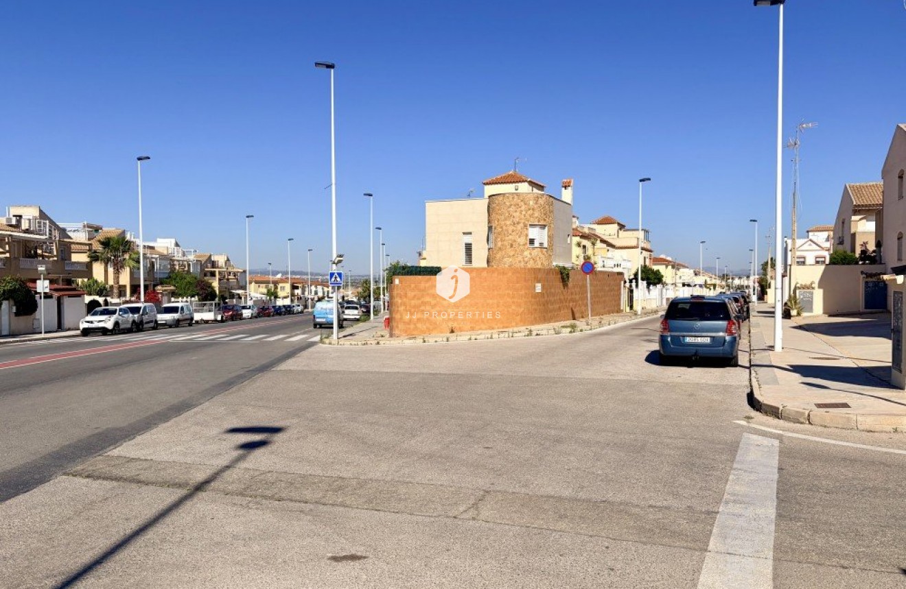 D'occasion - Chalet -
Torrevieja - Costa Blanca