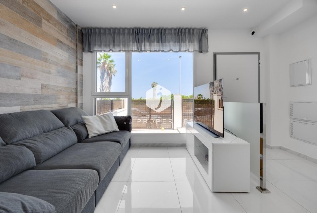 Z drugiej ręki - Szalet -
Torrevieja - Los Balcones