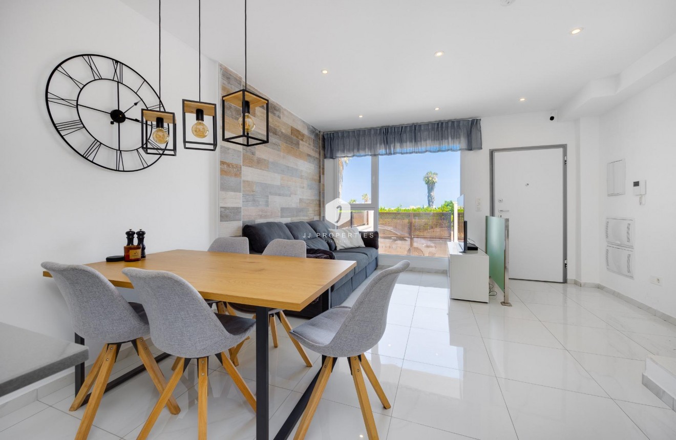 Z drugiej ręki - Szalet -
Torrevieja - Los Balcones