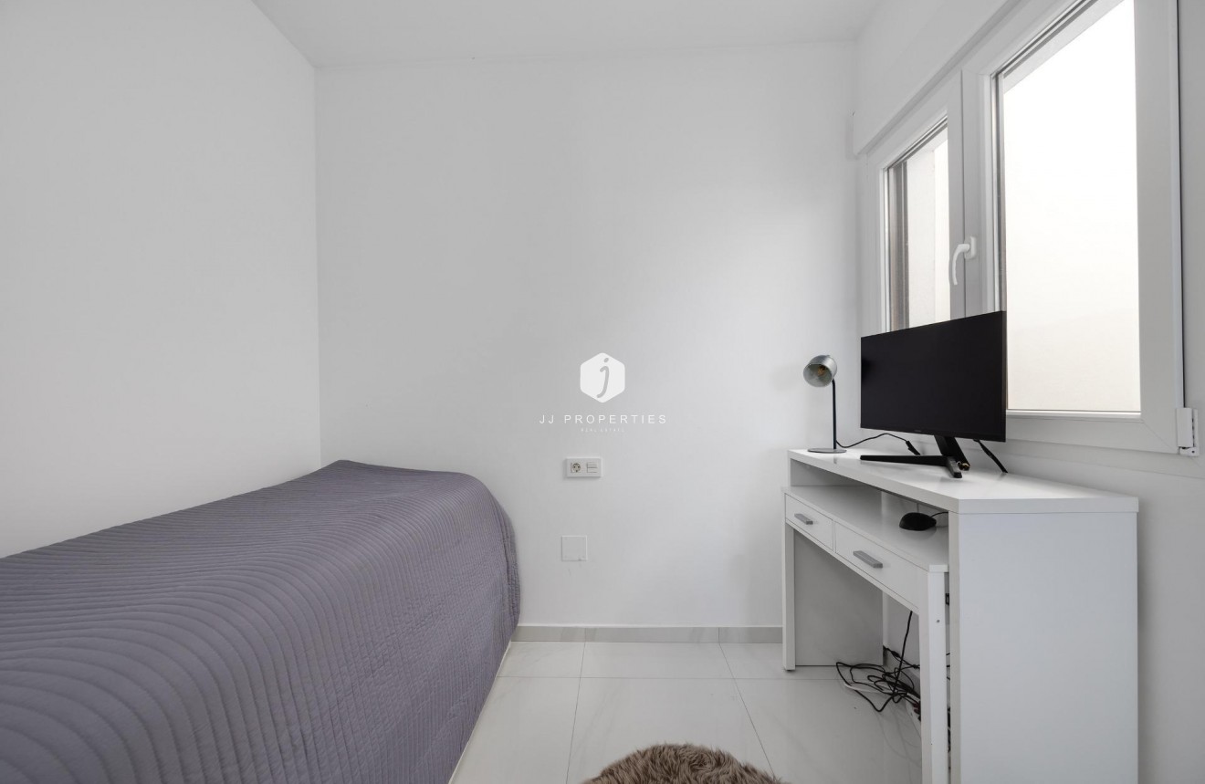 Z drugiej ręki - Szalet -
Torrevieja - Los Balcones