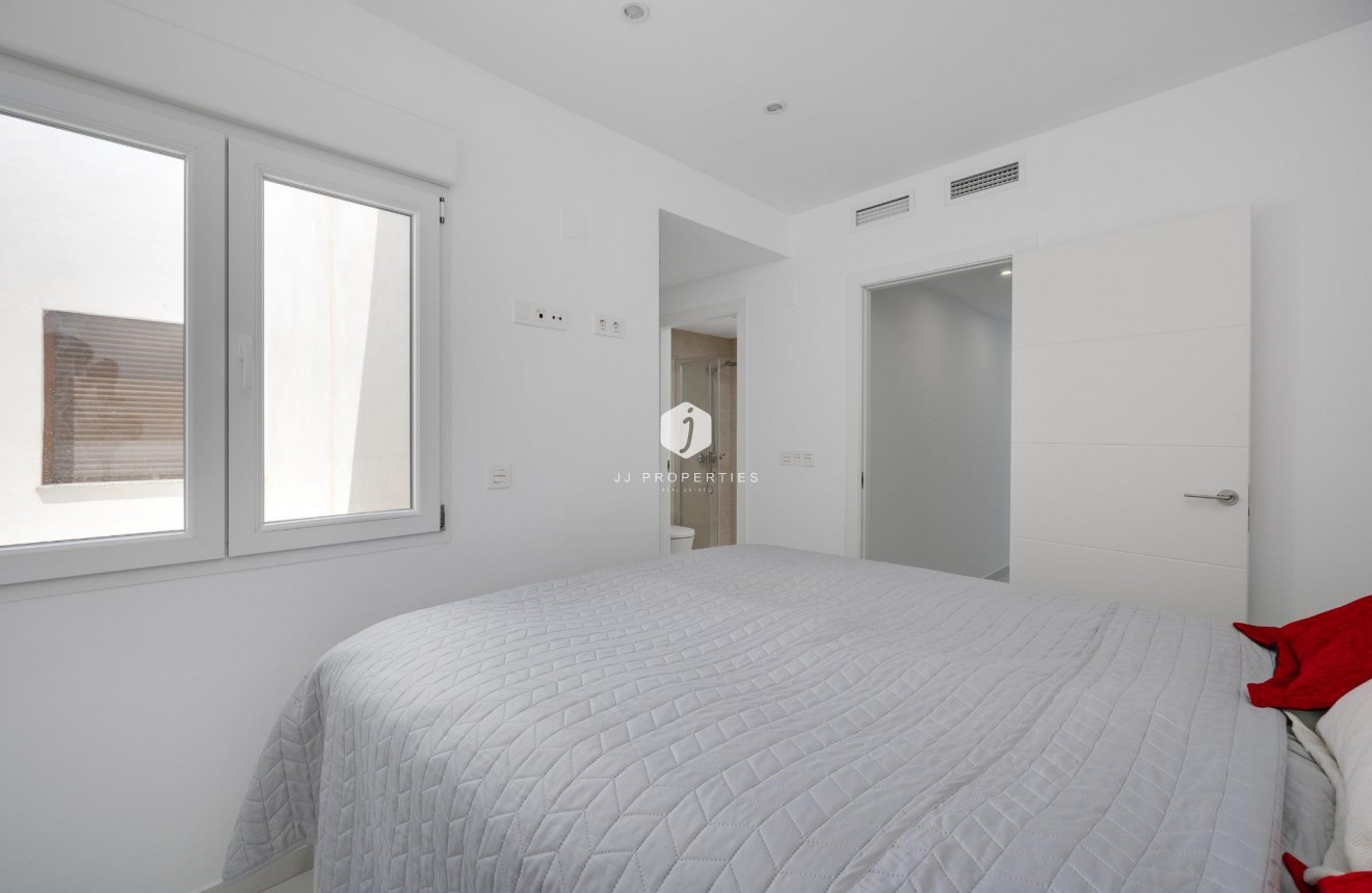 Z drugiej ręki - Szalet -
Torrevieja - Los Balcones