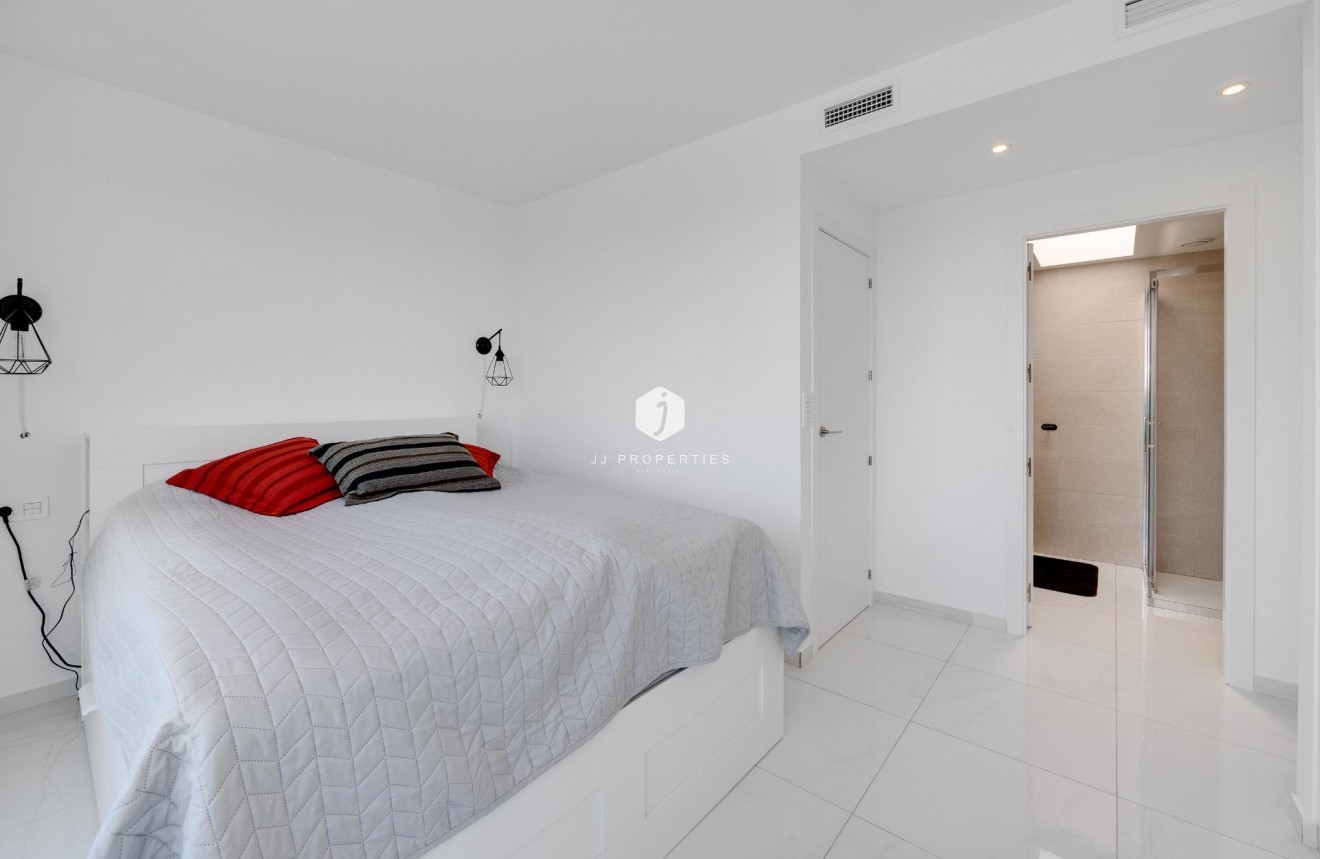 Z drugiej ręki - Szalet -
Torrevieja - Los Balcones