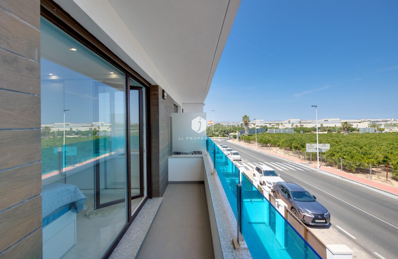 Z drugiej ręki - Szalet -
Torrevieja - Los Balcones