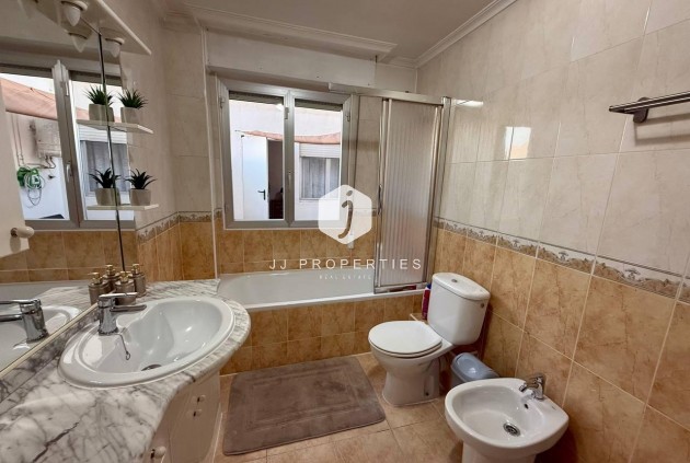 D'occasion - Appartement -
Torrevieja - Playa del Cura