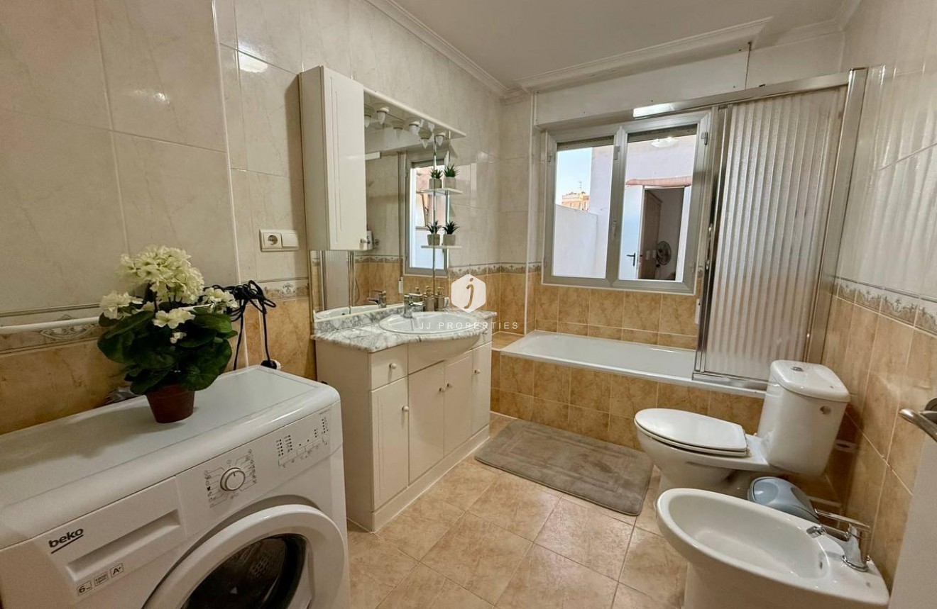 D'occasion - Appartement -
Torrevieja - Playa del Cura
