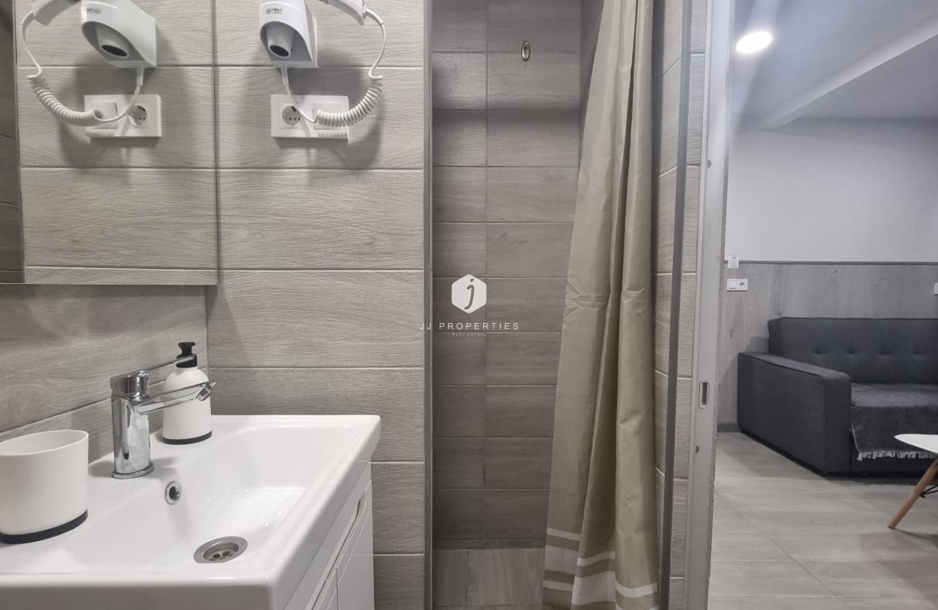 Resale - Apartment / flat -
Torrevieja - Centro