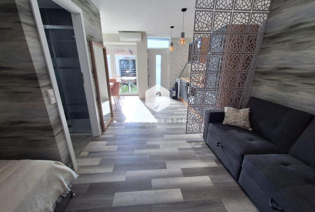 Segunda mano - Apartamento / piso -
Torrevieja - Torretas