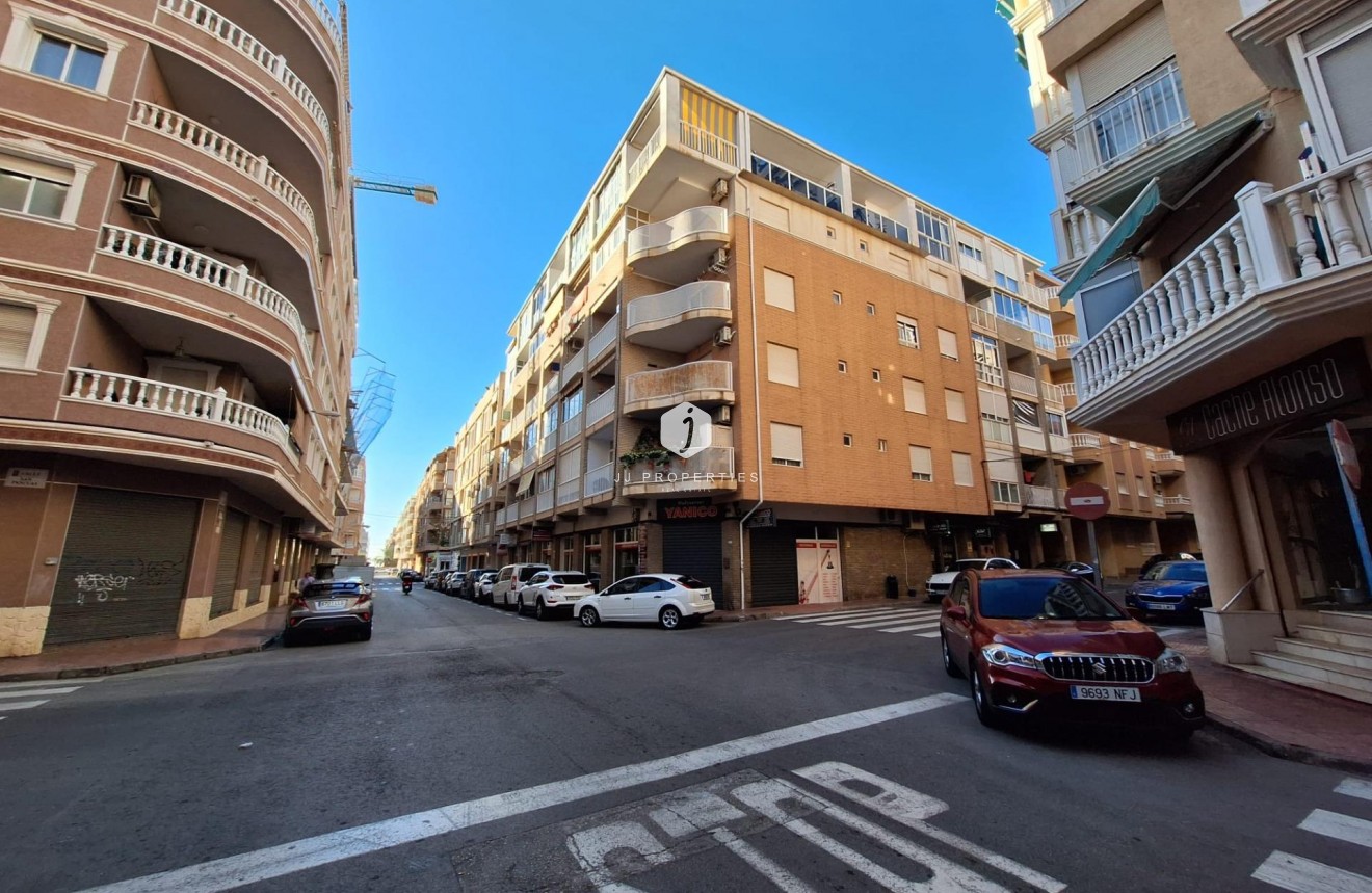 Resale - Apartment / flat -
Torrevieja - Centro