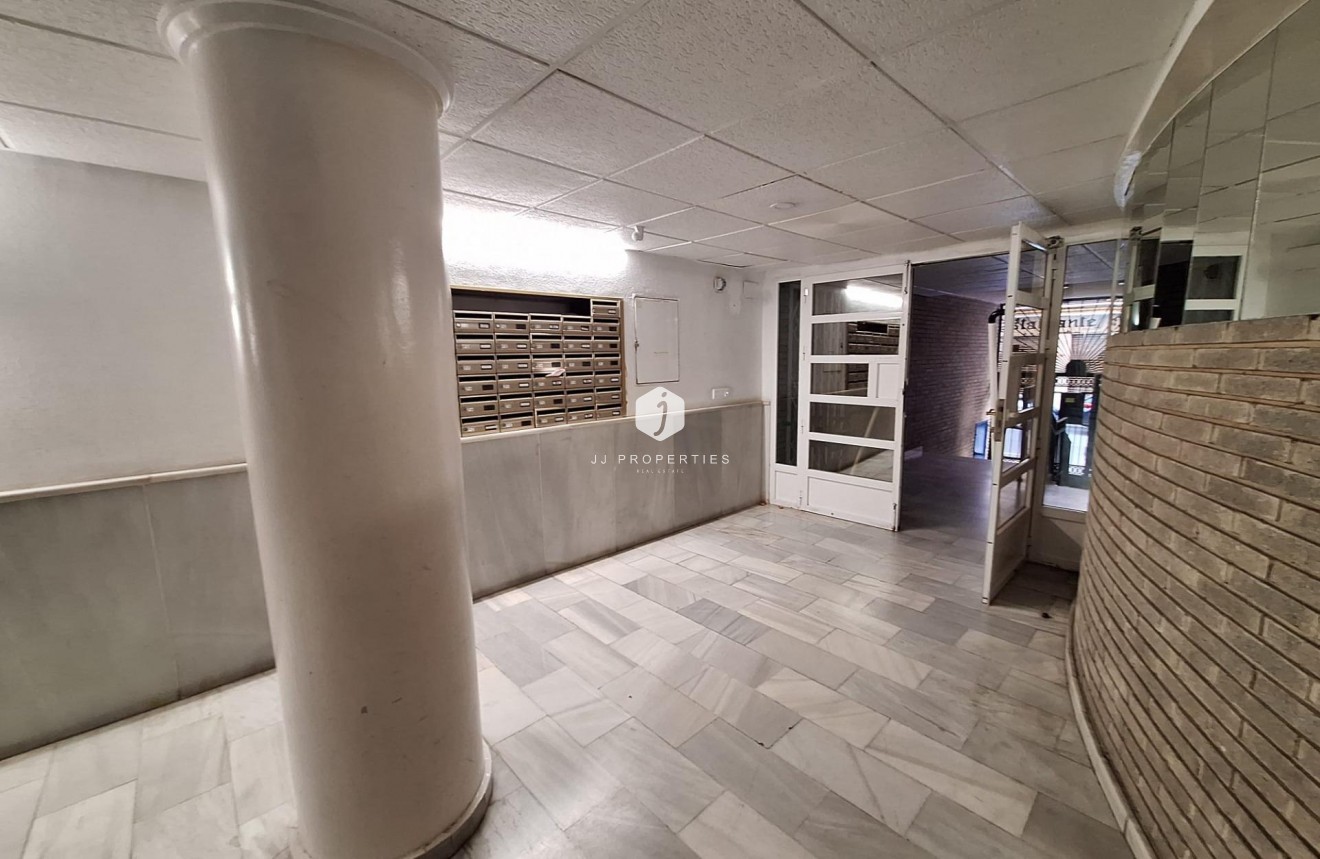 Resale - Apartment / flat -
Torrevieja - Centro