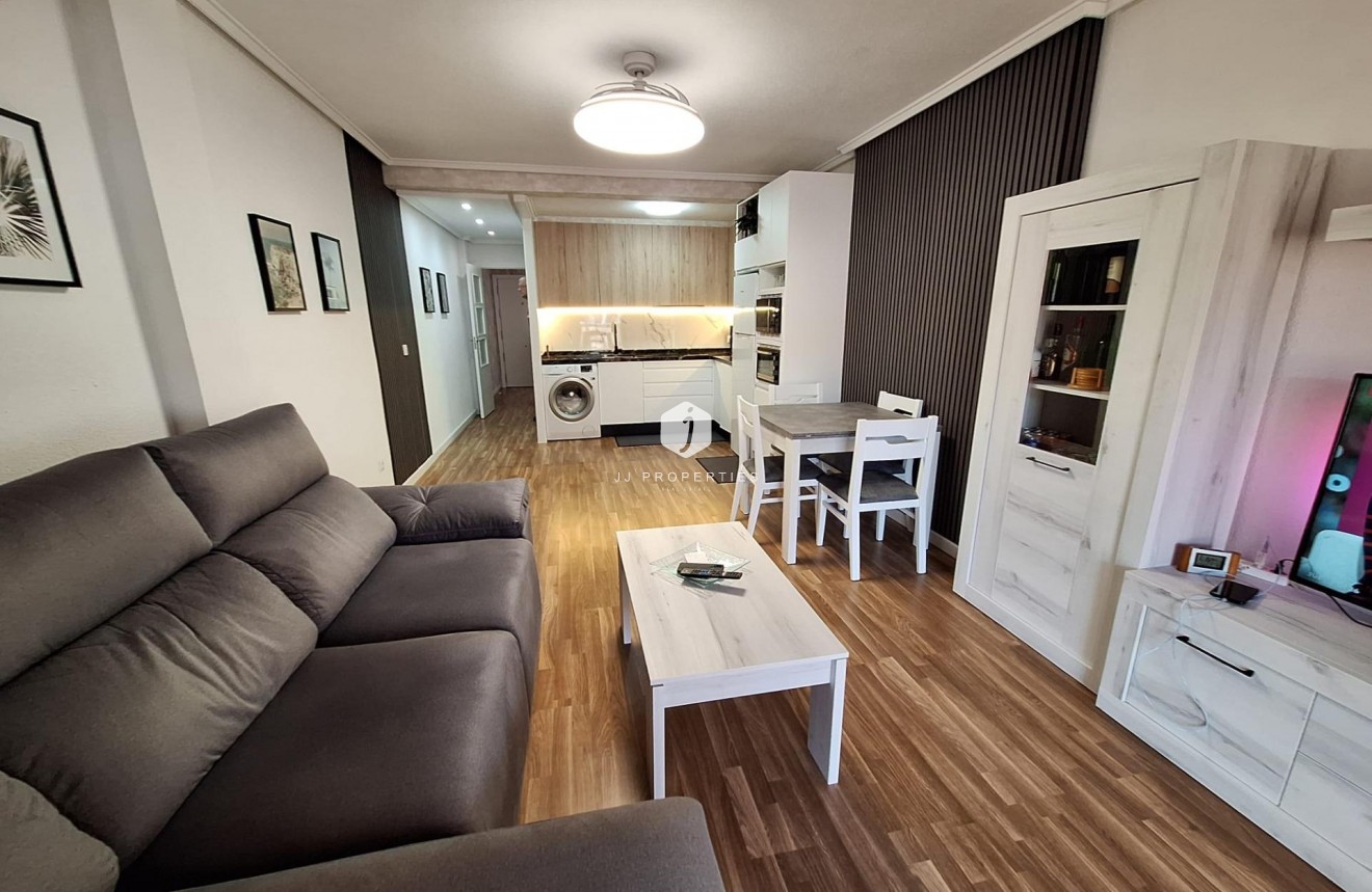 Resale - Apartment / flat -
Torrevieja - Centro