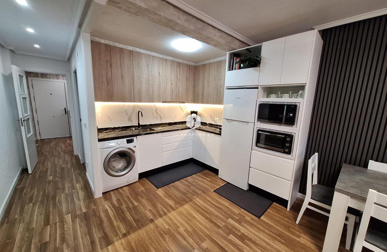 Resale - Apartment / flat -
Torrevieja - Centro