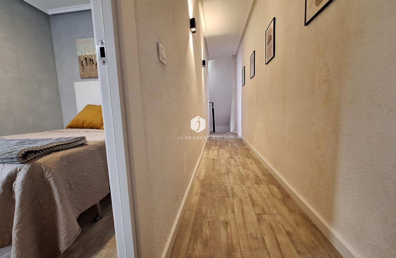 Resale - Apartment / flat -
Torrevieja - Centro