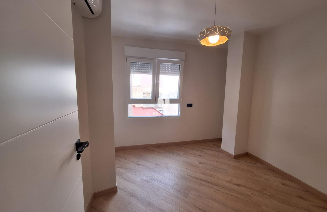 Aus zweiter Hand - Wohnung -
Torrevieja - Playa de los Locos
