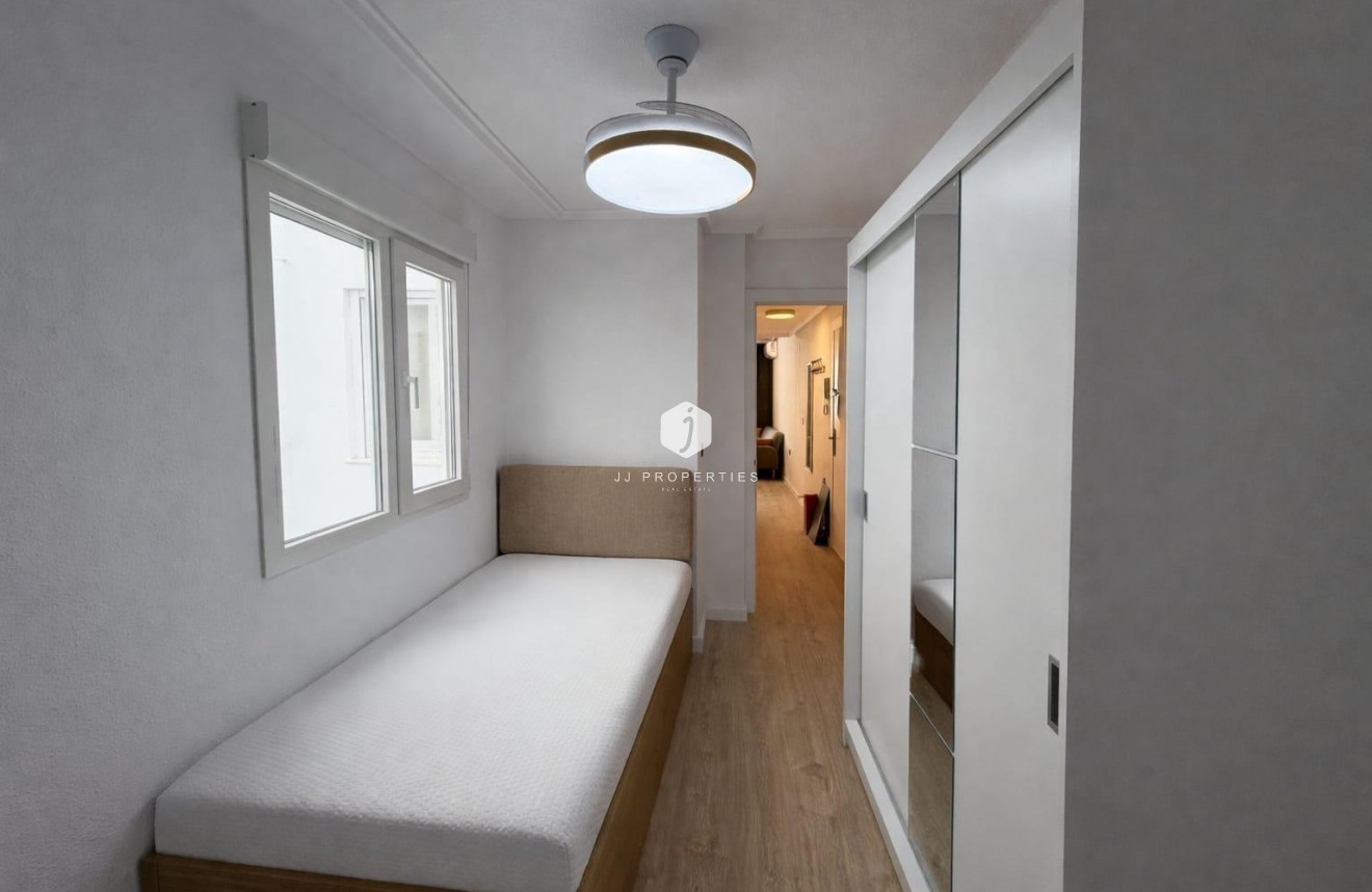 Resale - Apartment / flat -
Torrevieja - Playa del Cura