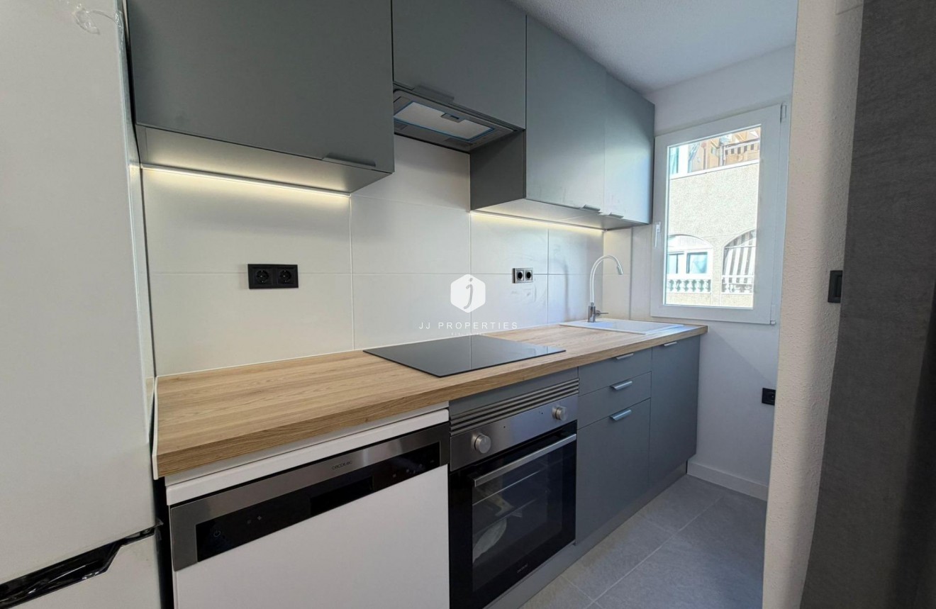 Resale - Apartment / flat -
Torrevieja - Playa del Cura