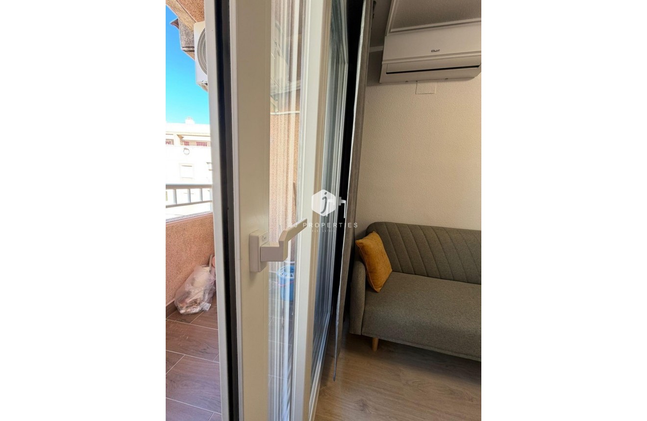 Resale - Apartment / flat -
Torrevieja - Playa del Cura