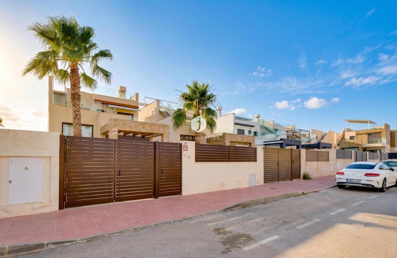 Resale - Villa -
Ciudad Quesada - Pueblo Bravo