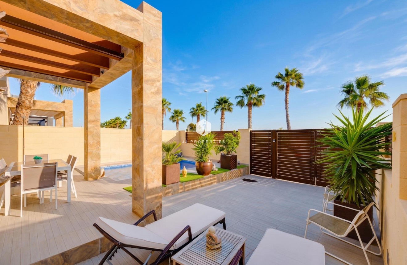 Resale - Villa -
Ciudad Quesada - Pueblo Bravo