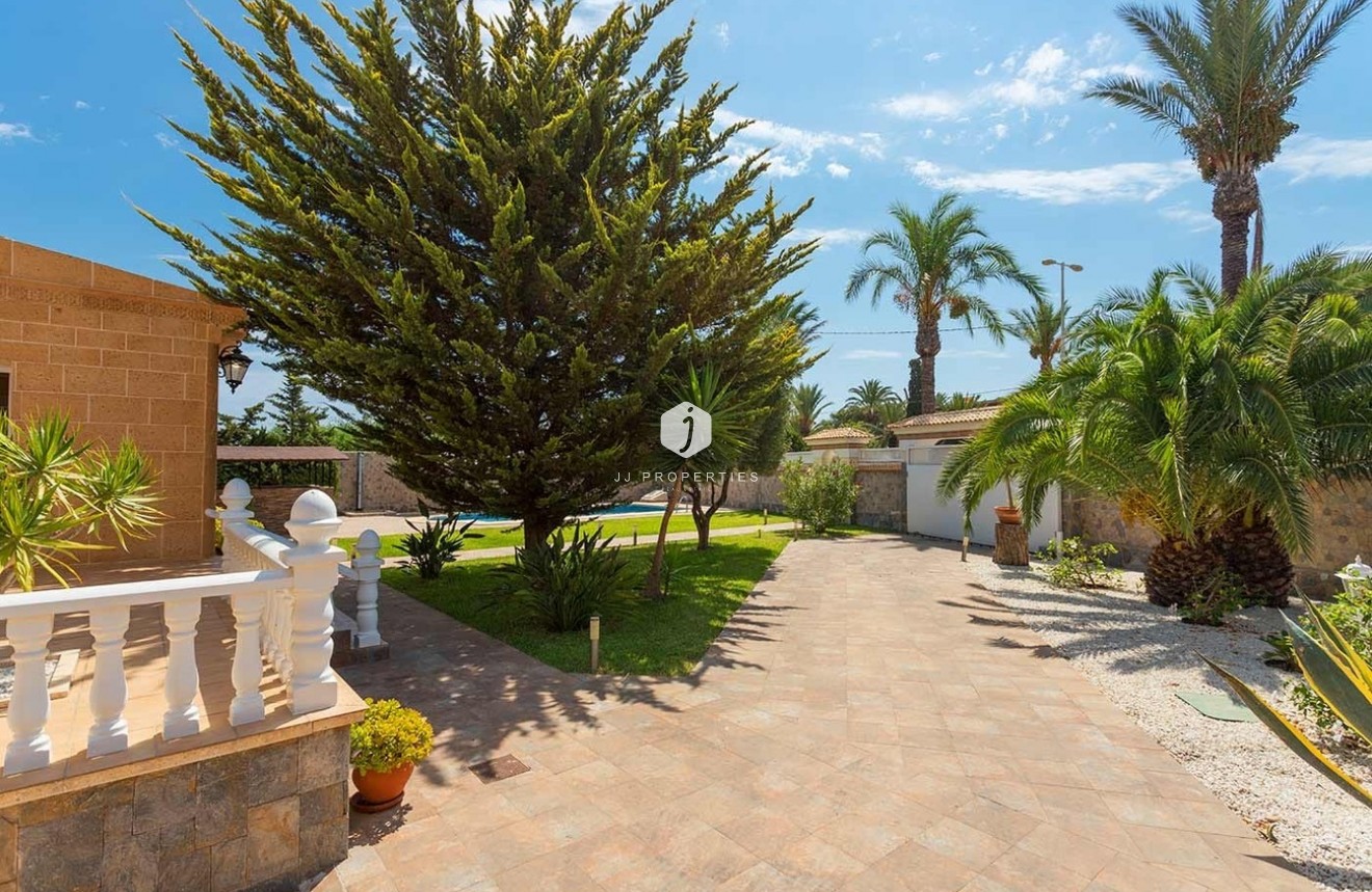 Resale - Villa -
Orihuela Costa - Costa Blanca