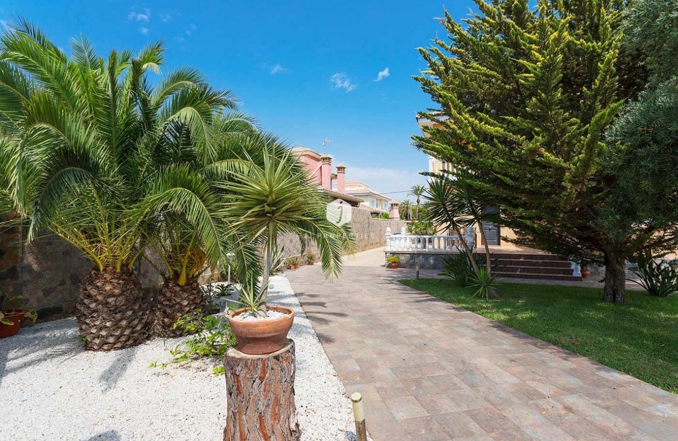 Resale - Villa -
Orihuela Costa - Costa Blanca