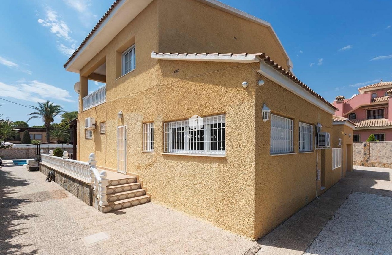 Resale - Villa -
Orihuela Costa - Costa Blanca