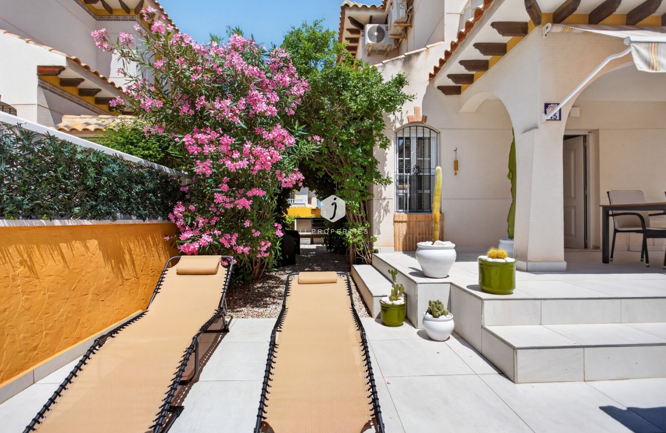 Resale - Villa -
Orihuela Costa - Costa Blanca