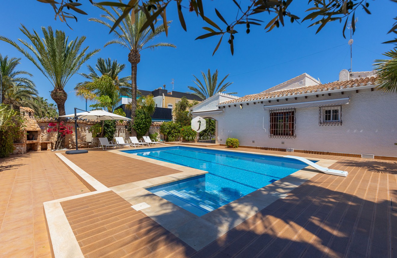 Resale - Villa -
Orihuela Costa - Costa Blanca