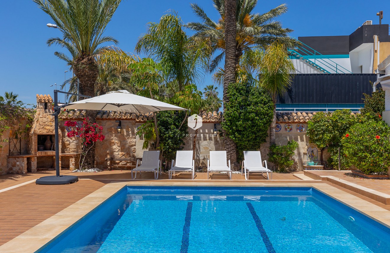 Resale - Villa -
Orihuela Costa - Costa Blanca