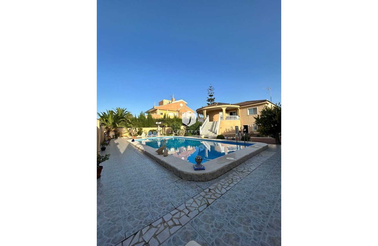 Resale - Villa -
Torrevieja - aguas nuevas