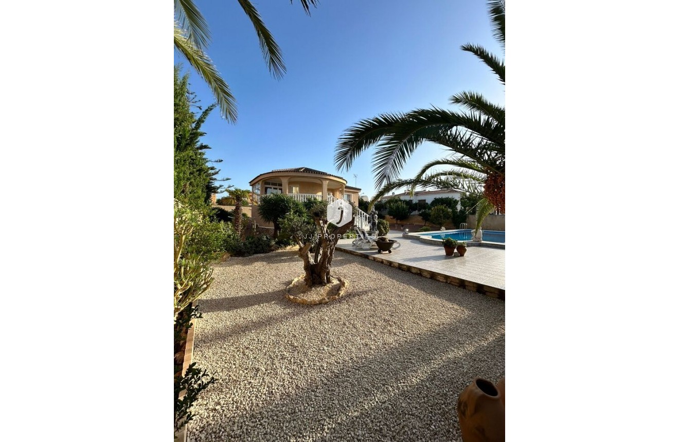 Resale - Villa -
Torrevieja - aguas nuevas