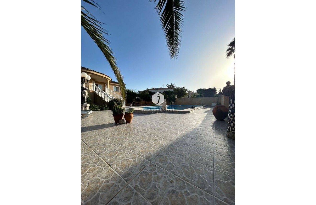 Resale - Villa -
Torrevieja - aguas nuevas