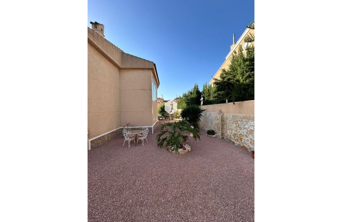 Resale - Villa -
Torrevieja - aguas nuevas
