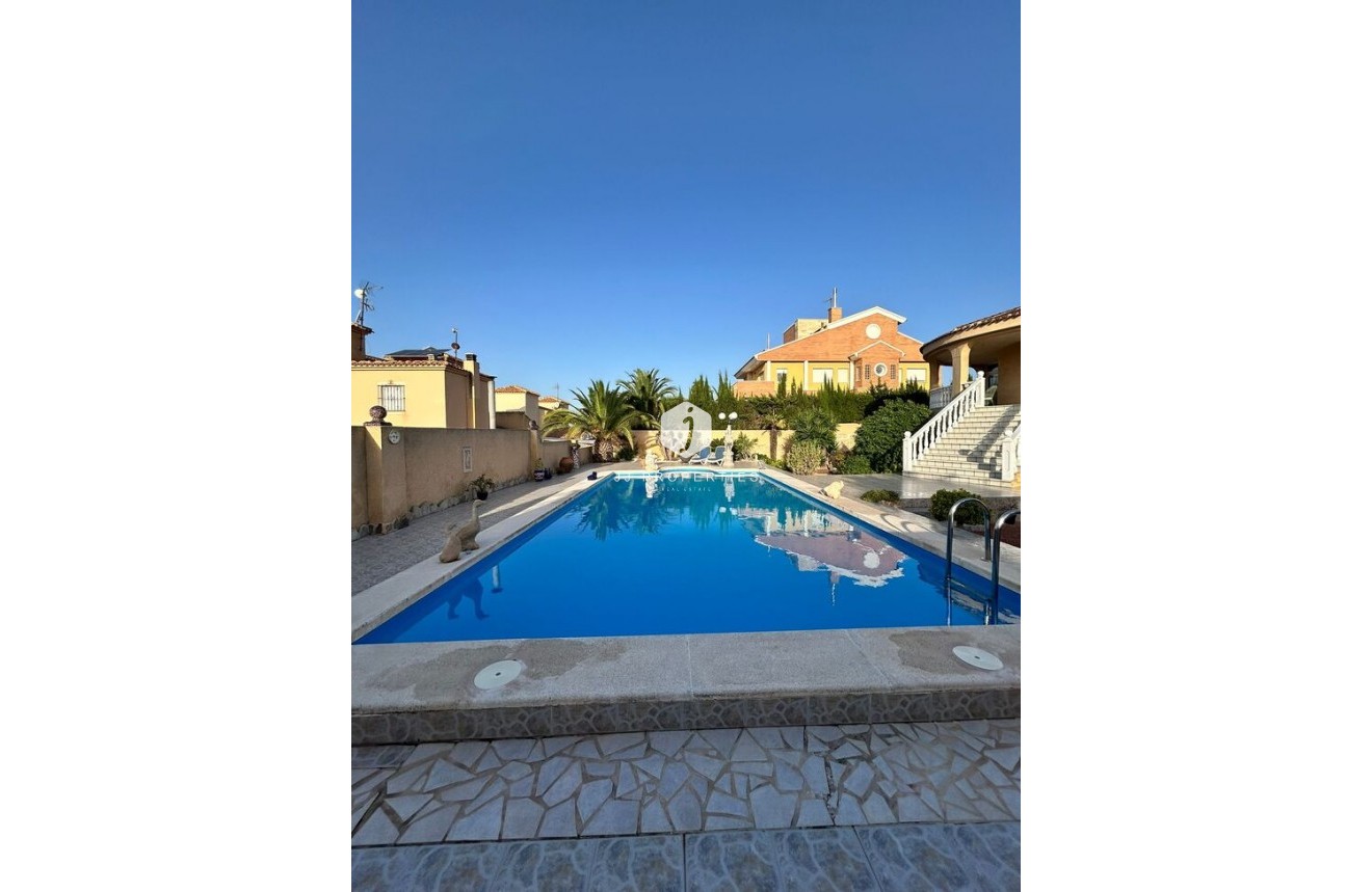 Resale - Villa -
Torrevieja - aguas nuevas