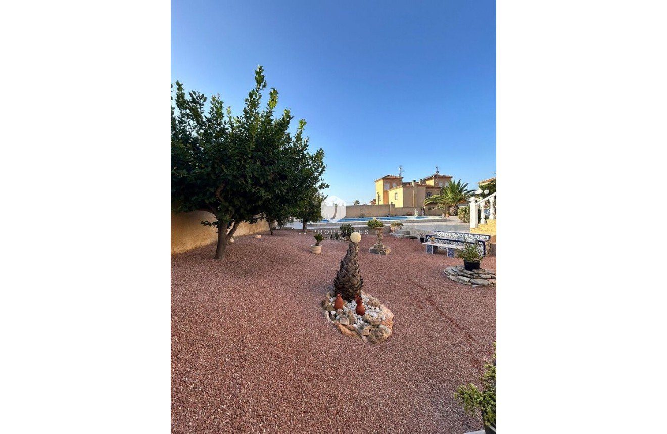Resale - Villa -
Torrevieja - aguas nuevas