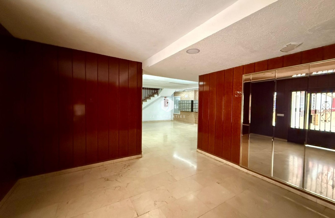 Resale - Apartment / flat -
Torrevieja - Centro