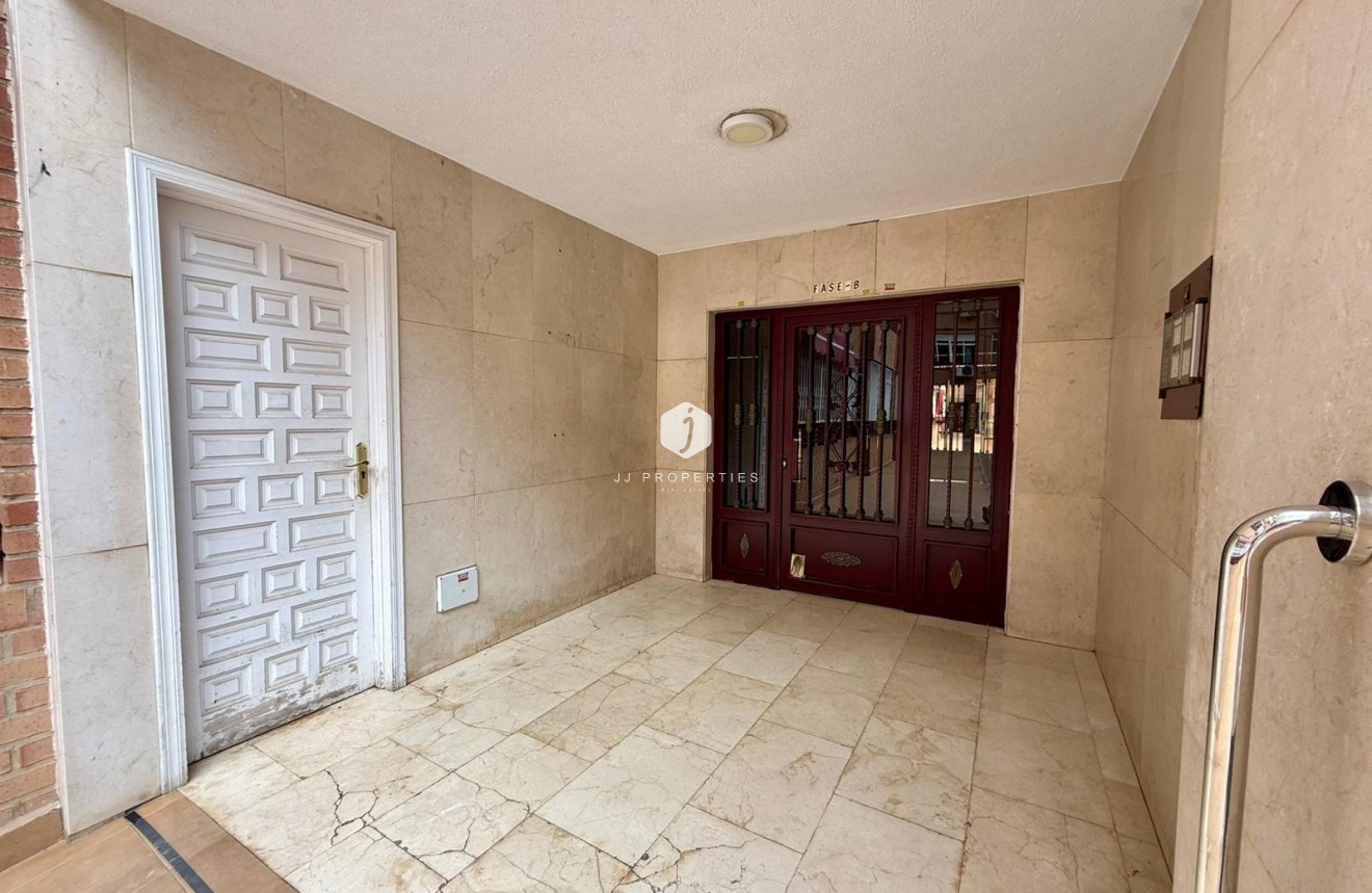 Resale - Apartment / flat -
Torrevieja - Centro