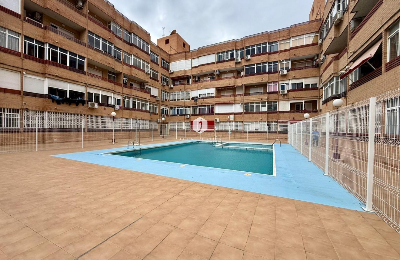 Resale - Apartment / flat -
Torrevieja - Centro