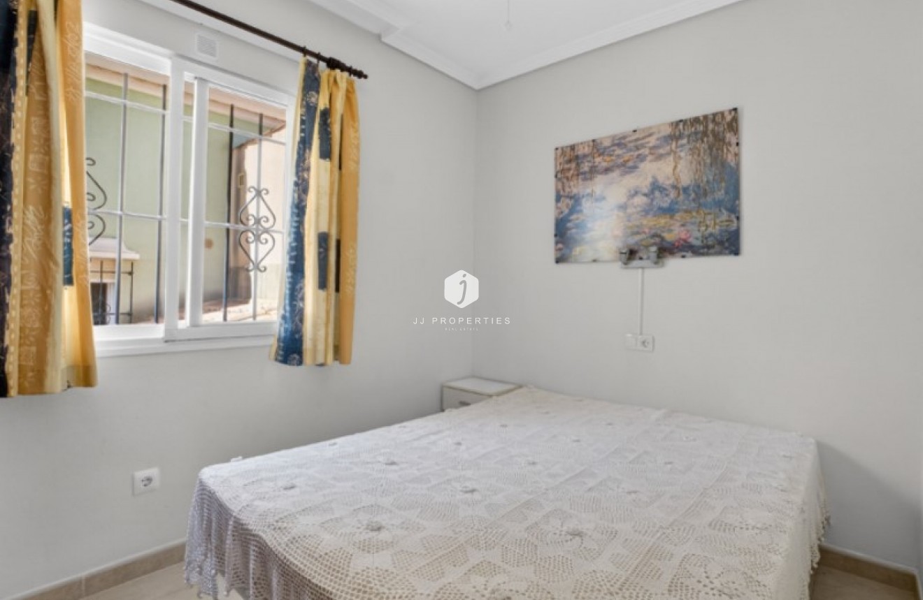 Resale - Chalet -
Torrevieja - Costa Blanca
