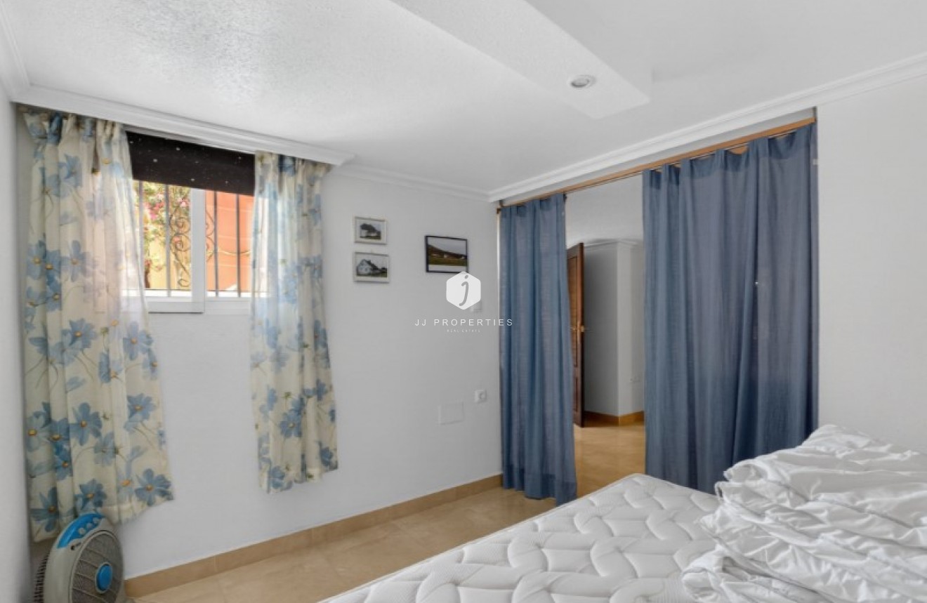 Resale - Chalet -
Torrevieja - Costa Blanca