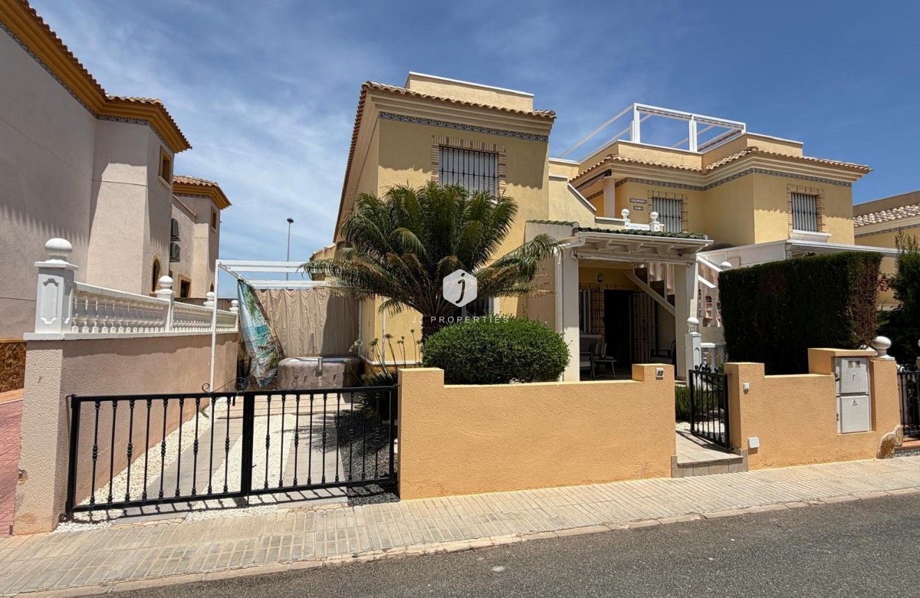 Resale - Chalet -
Orihuela Costa - Los Dolses