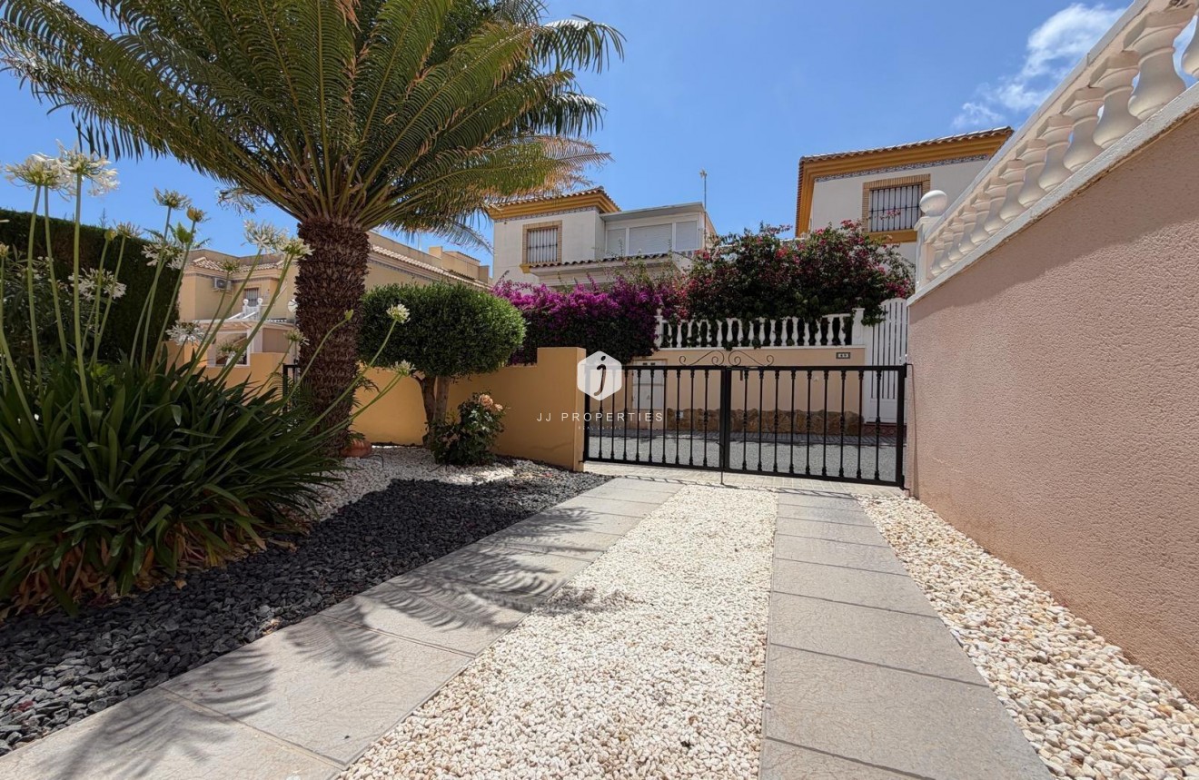 Resale - Chalet -
Orihuela Costa - Los Dolses