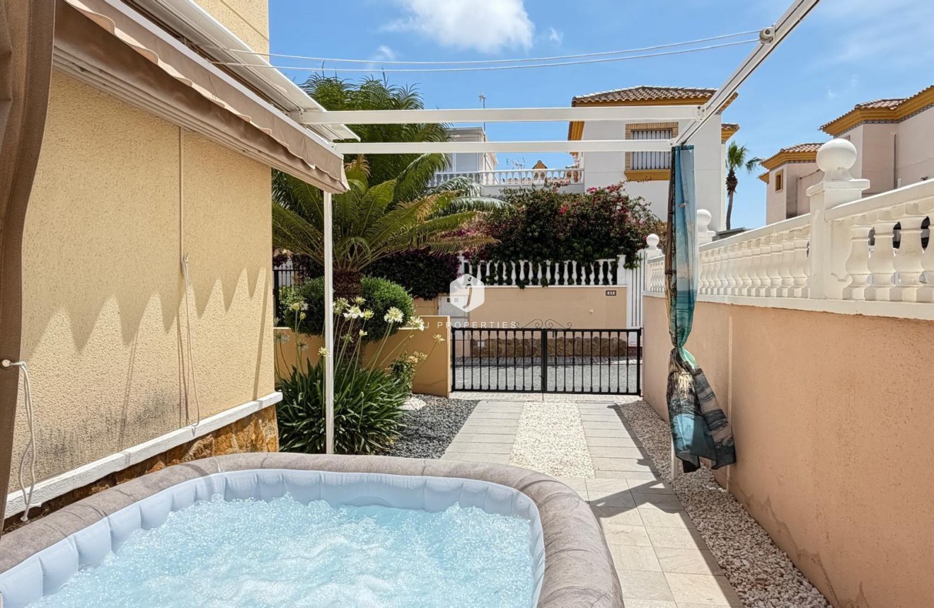 Resale - Chalet -
Orihuela Costa - Los Dolses