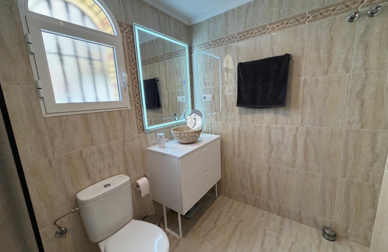 Resale - Chalet -
Orihuela Costa - Los Dolses
