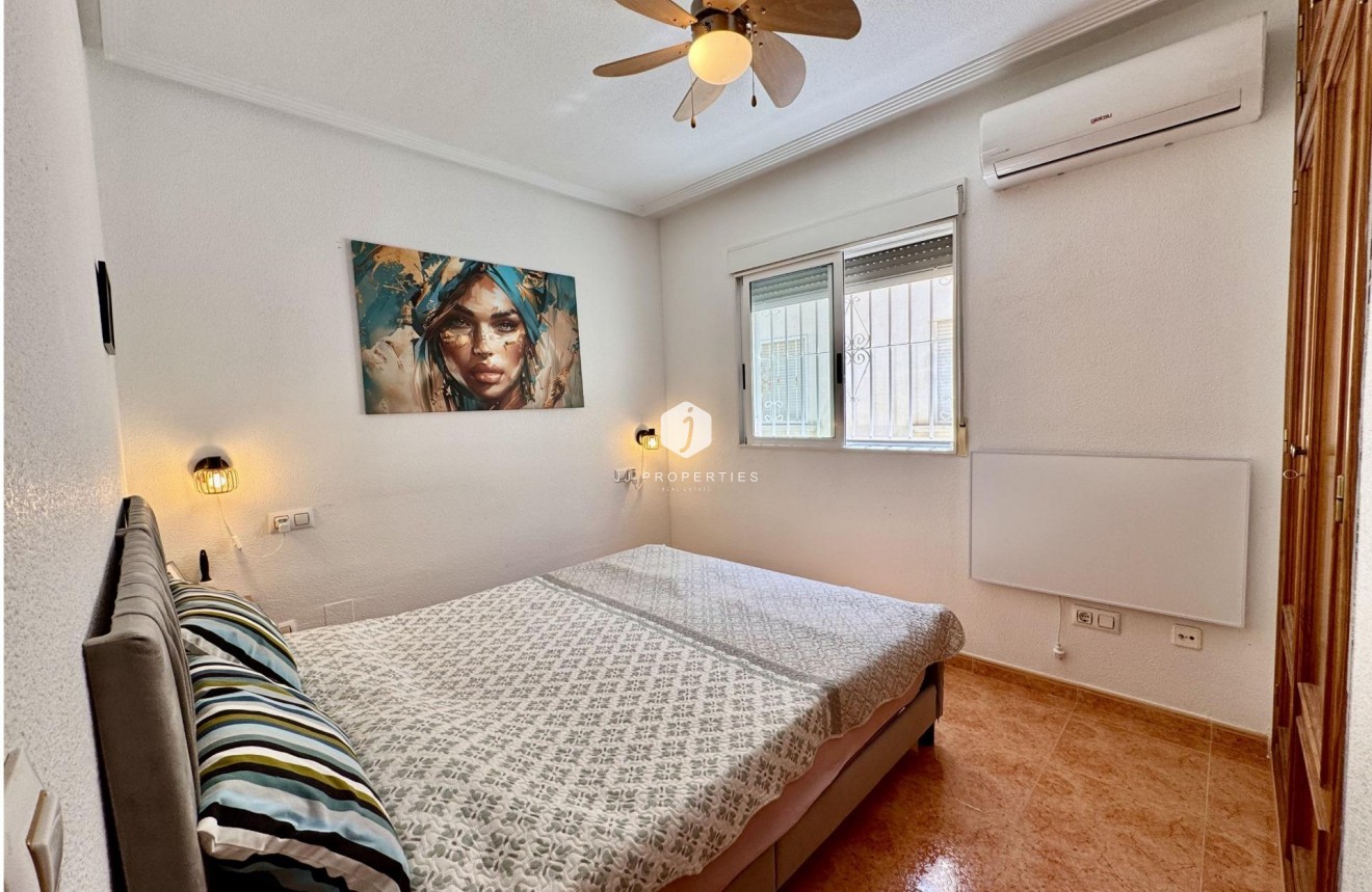 Resale - Chalet -
Torrevieja - La Siesta - El Salado - Torreta