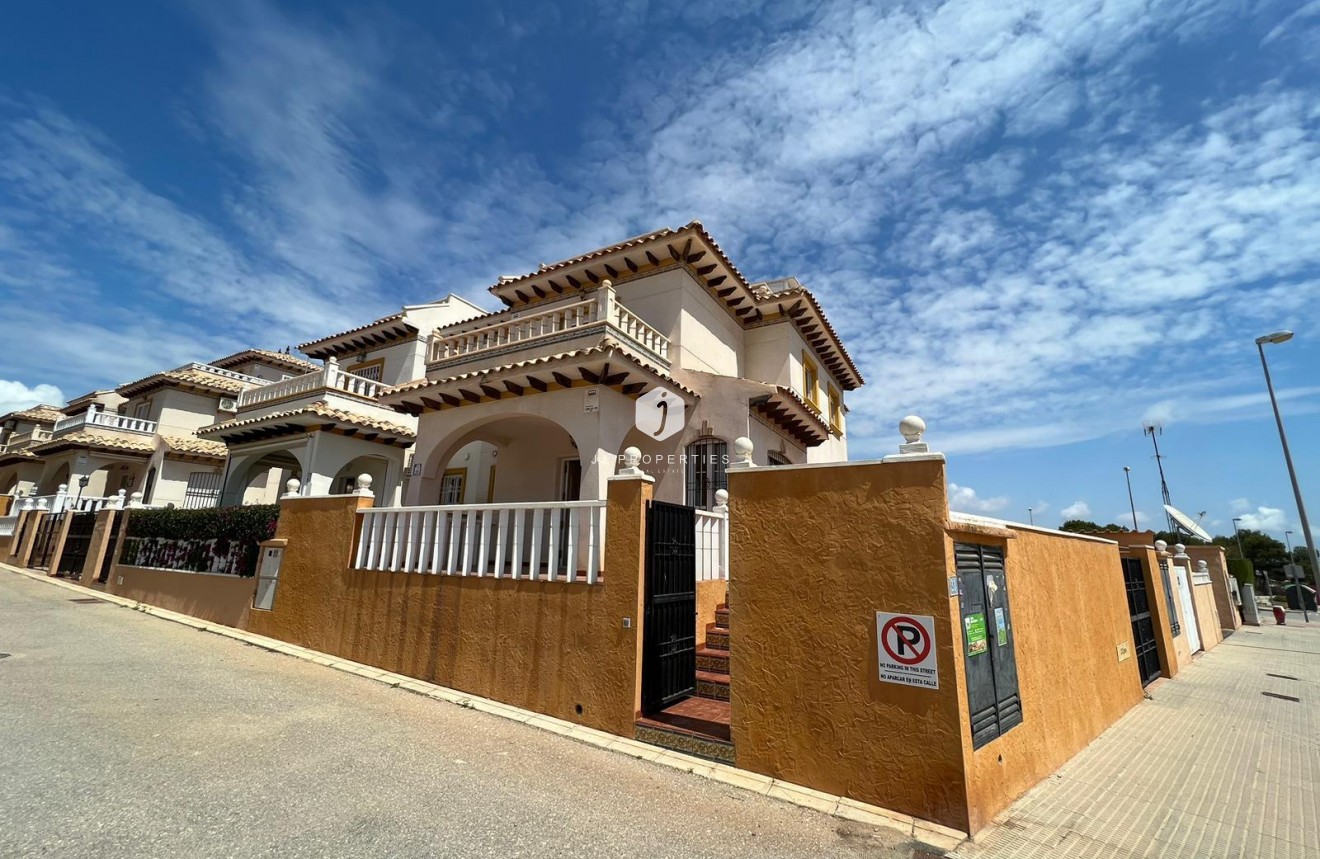 Resale - Chalet -
Orihuela Costa - Montezenia