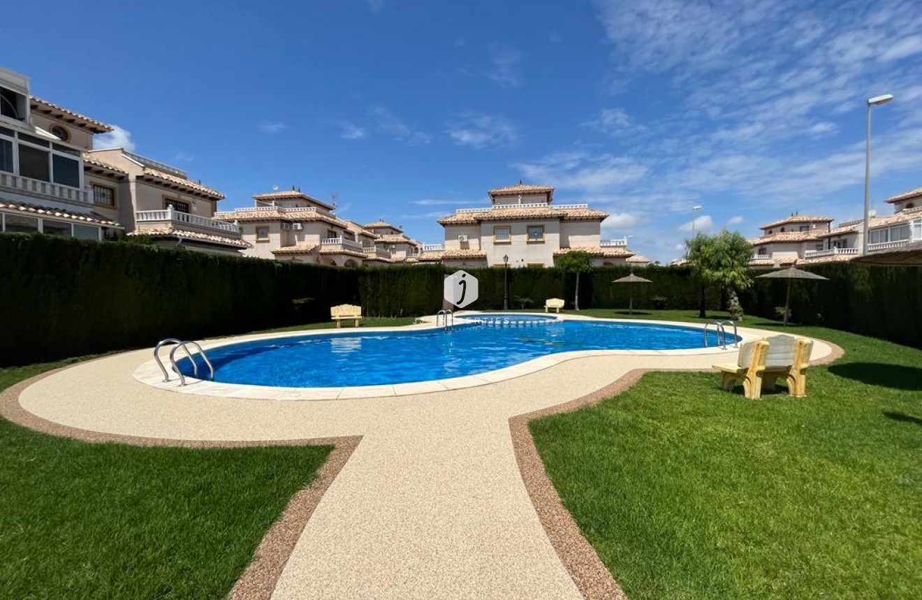 Resale - Chalet -
Orihuela Costa - Montezenia